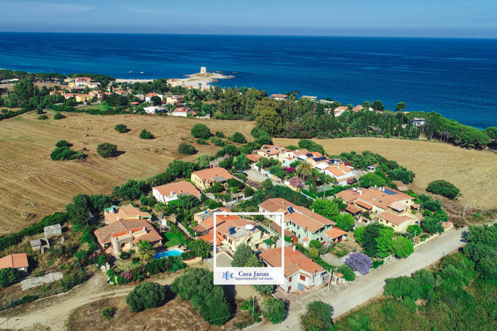 Vista aerea degli appartamenti a Ogliastra, circondati da natura e vicino al mare, ideale per una vacanza rilassante.
